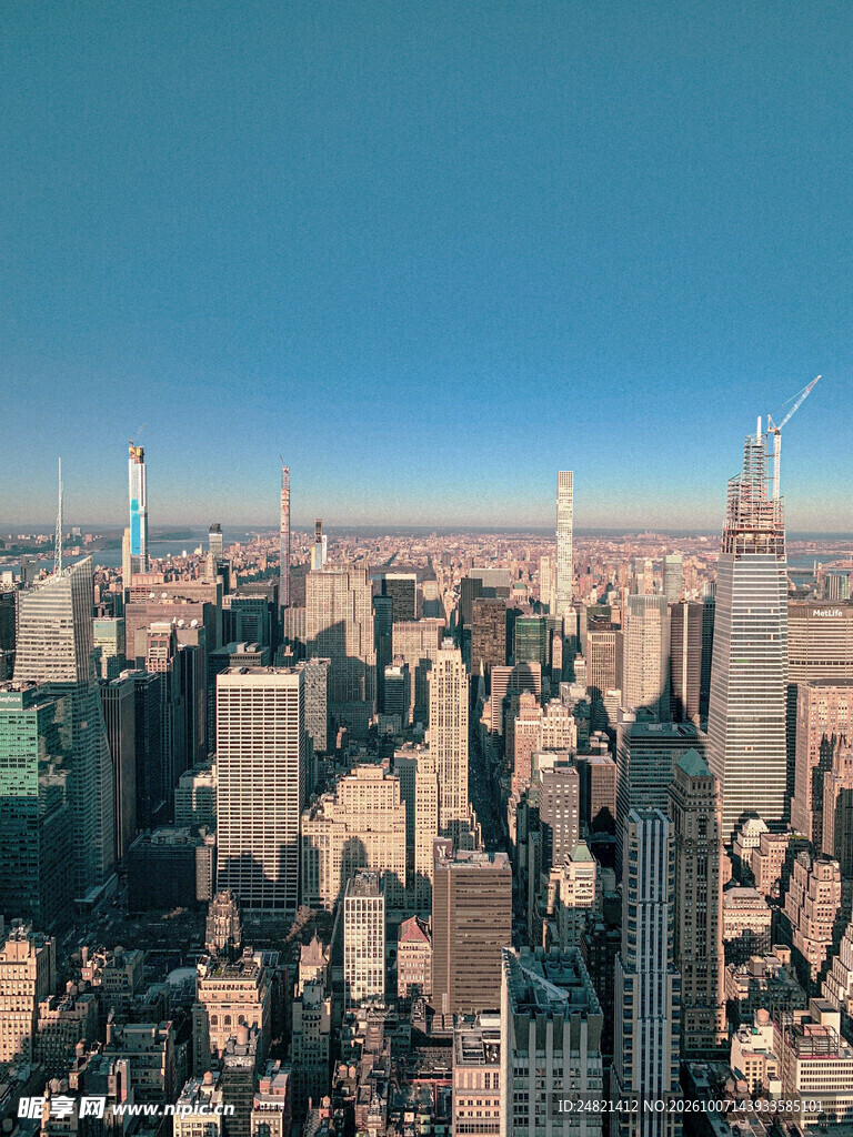 晴朗都市高空俯瞰全景