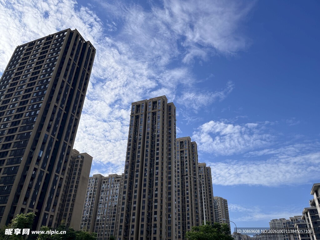 晴空下的城市高层住宅
