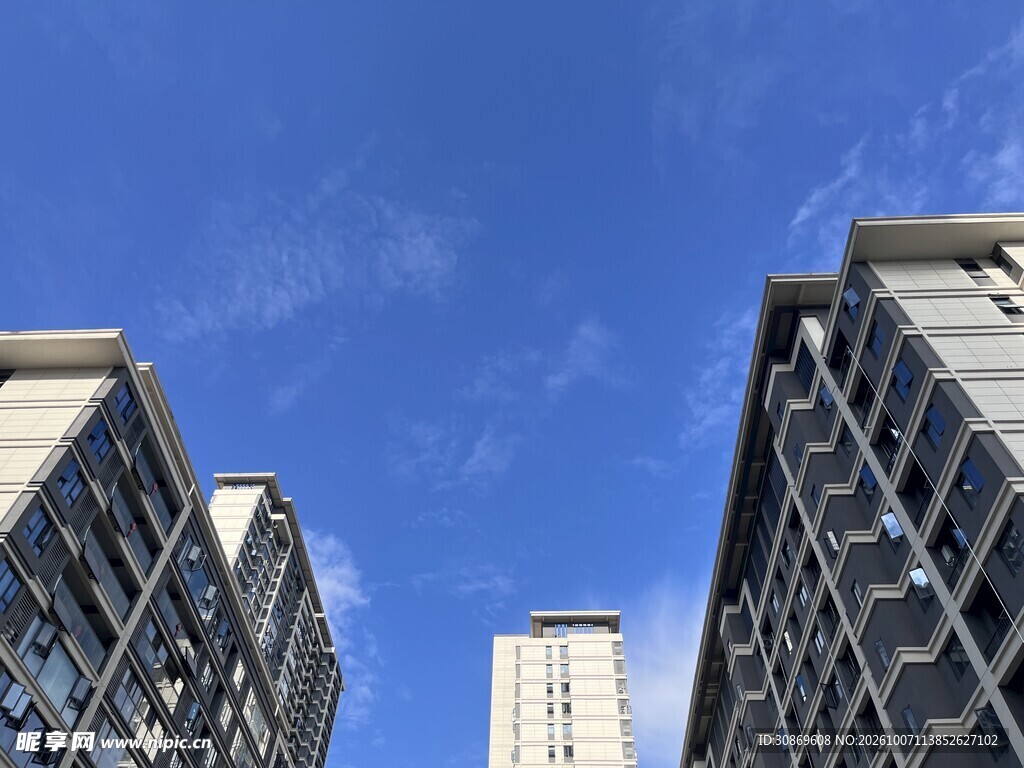 晴空下的现代商务楼宇