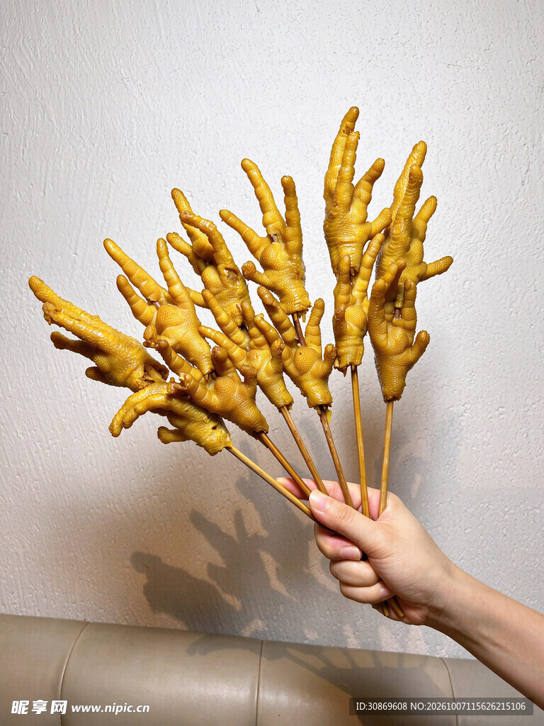 手持金色干花束