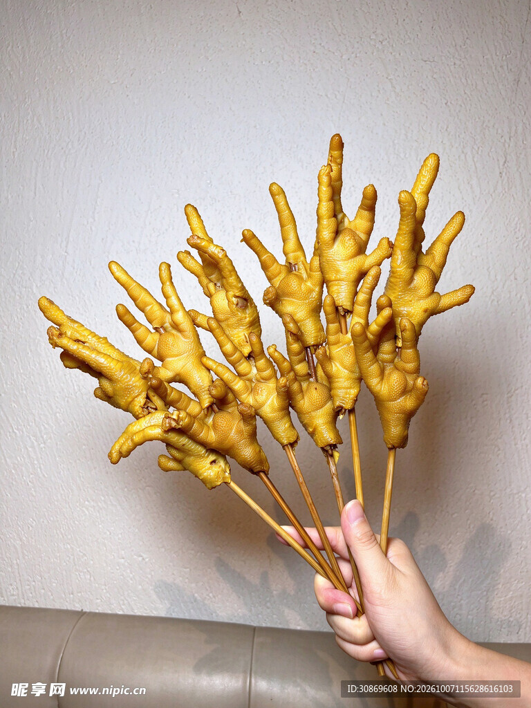手持卤香凤爪串