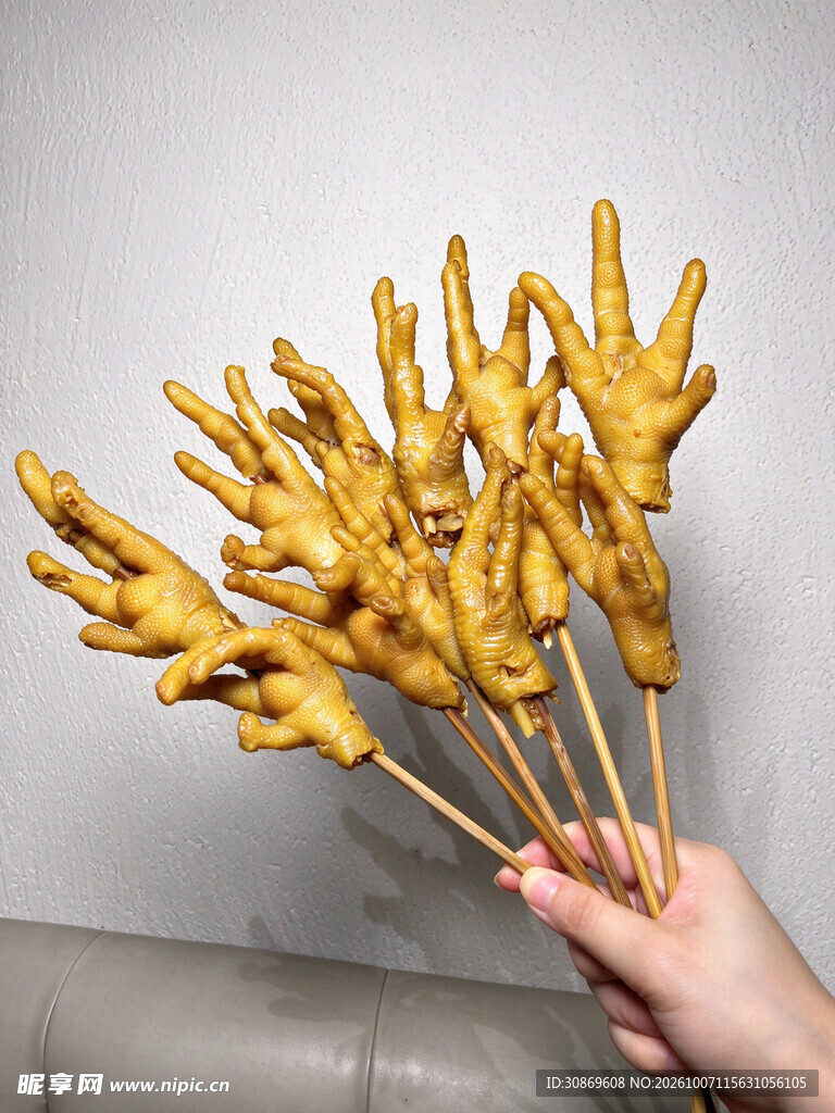 手持卤味凤爪串