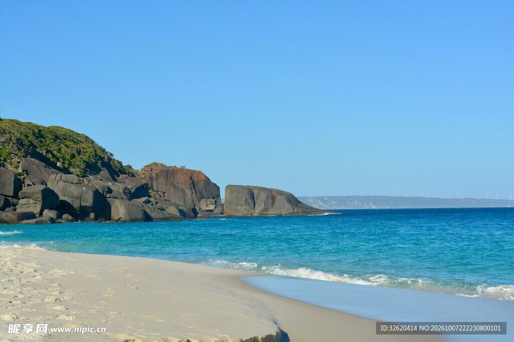 晴朗海滨沙滩美景