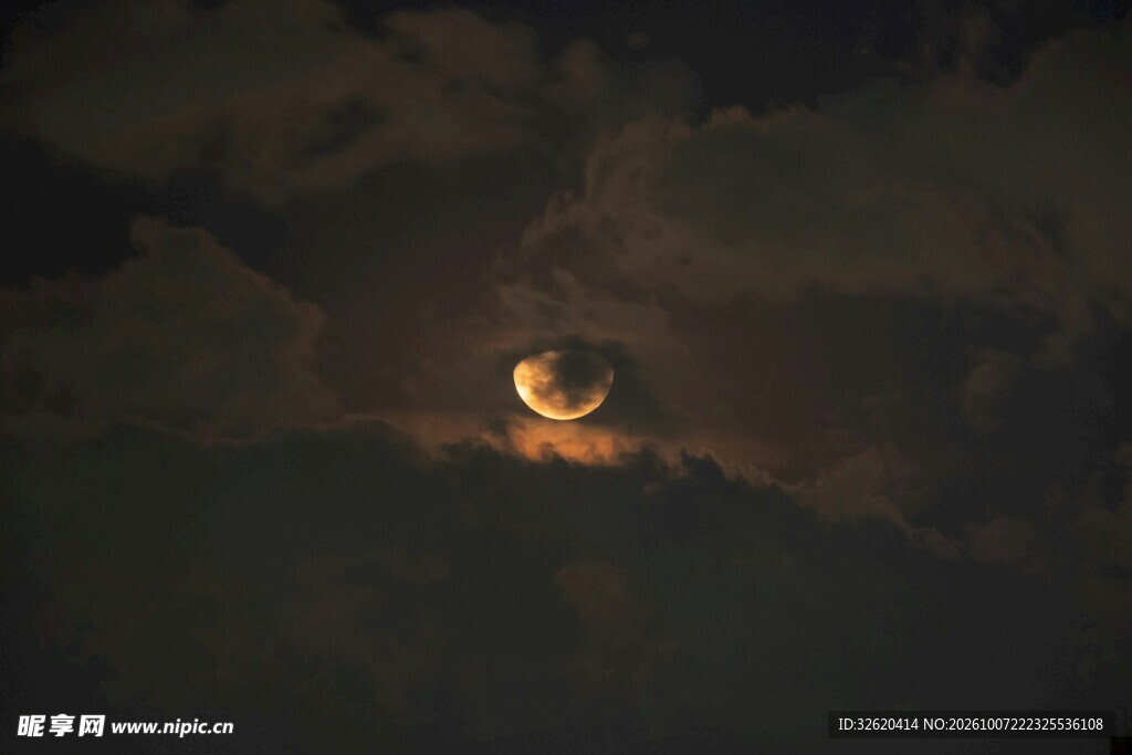 夜空云间弯月