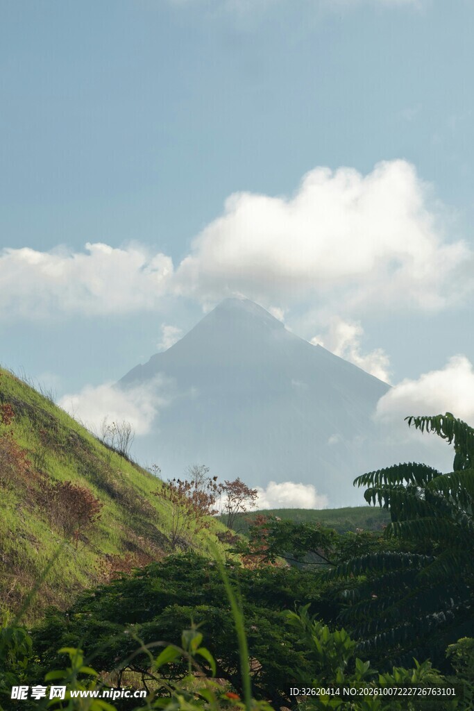 山野远眺火山风光