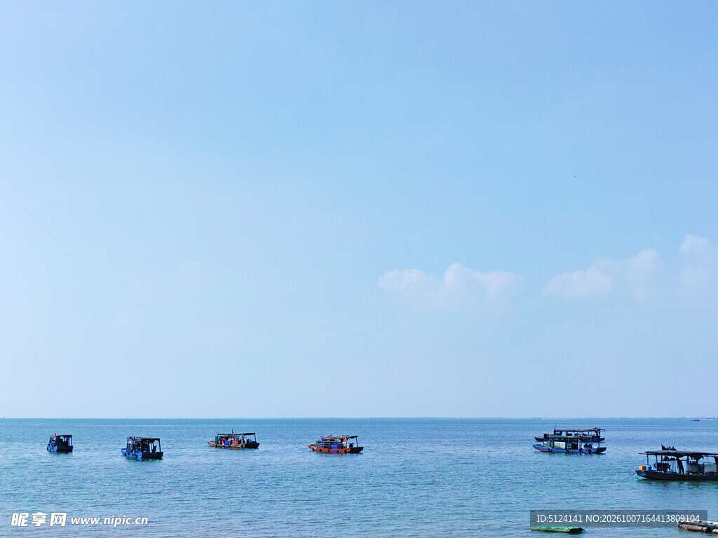 晴空下海面的游船群