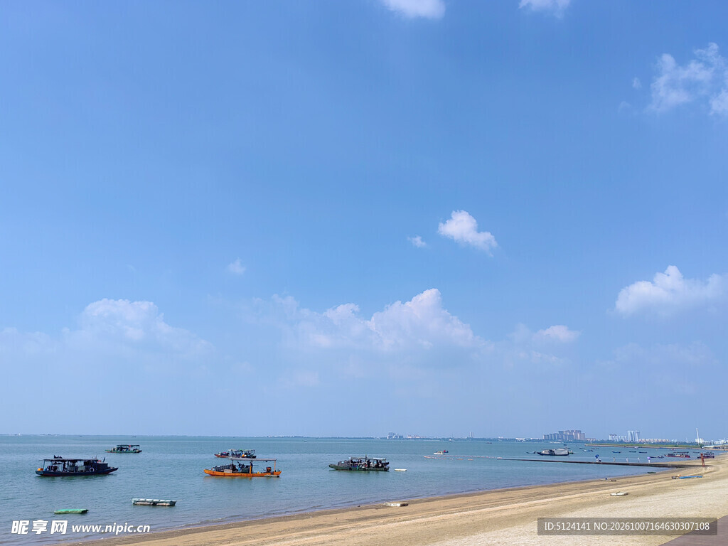 滨海晴天沙滩美景