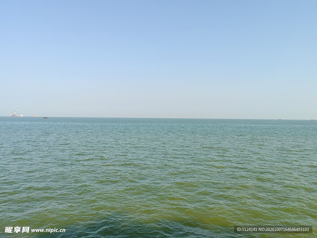 晴空下的平静海面