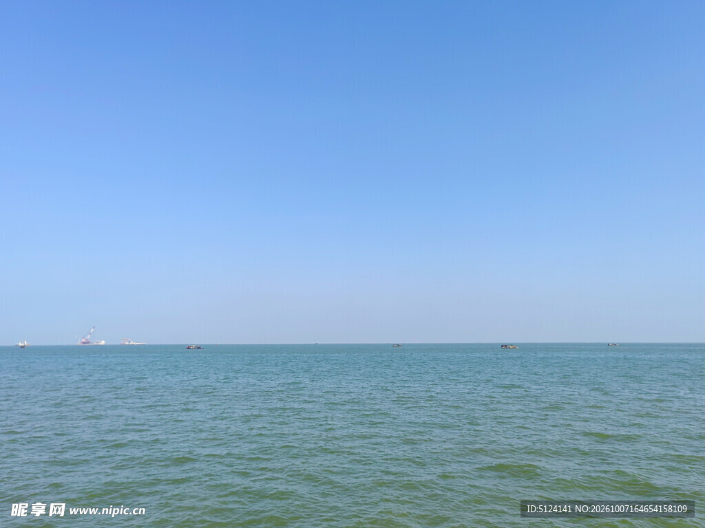 晴空下的平静海面