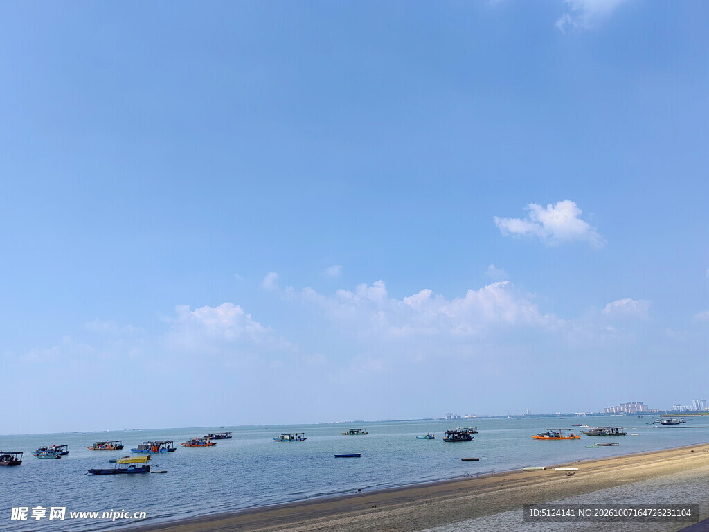 海滨蓝天渔船风光