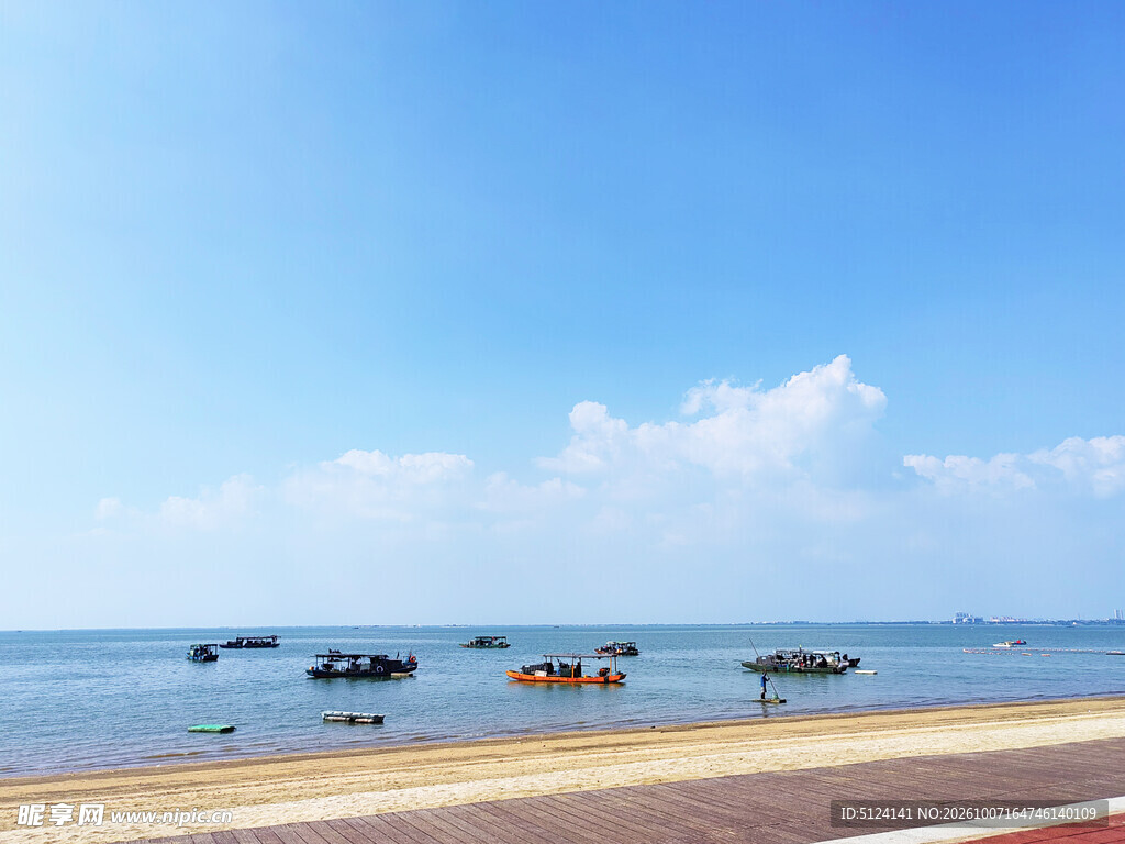 清新夏日海边风光