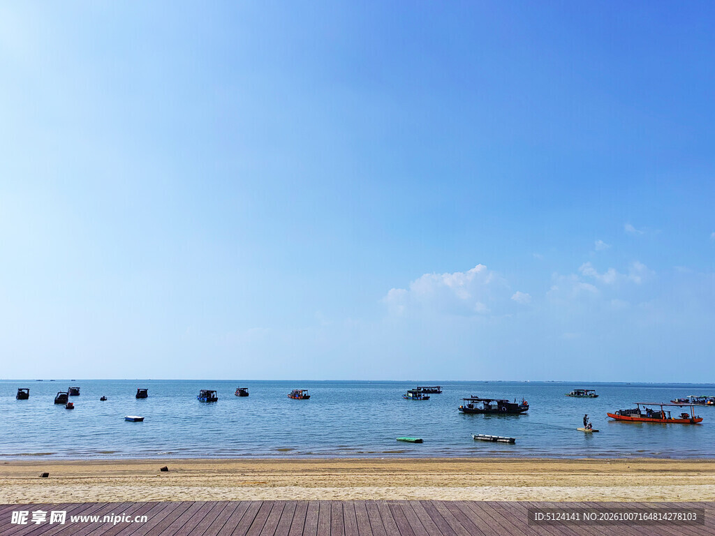 夏日海滨沙滩风光