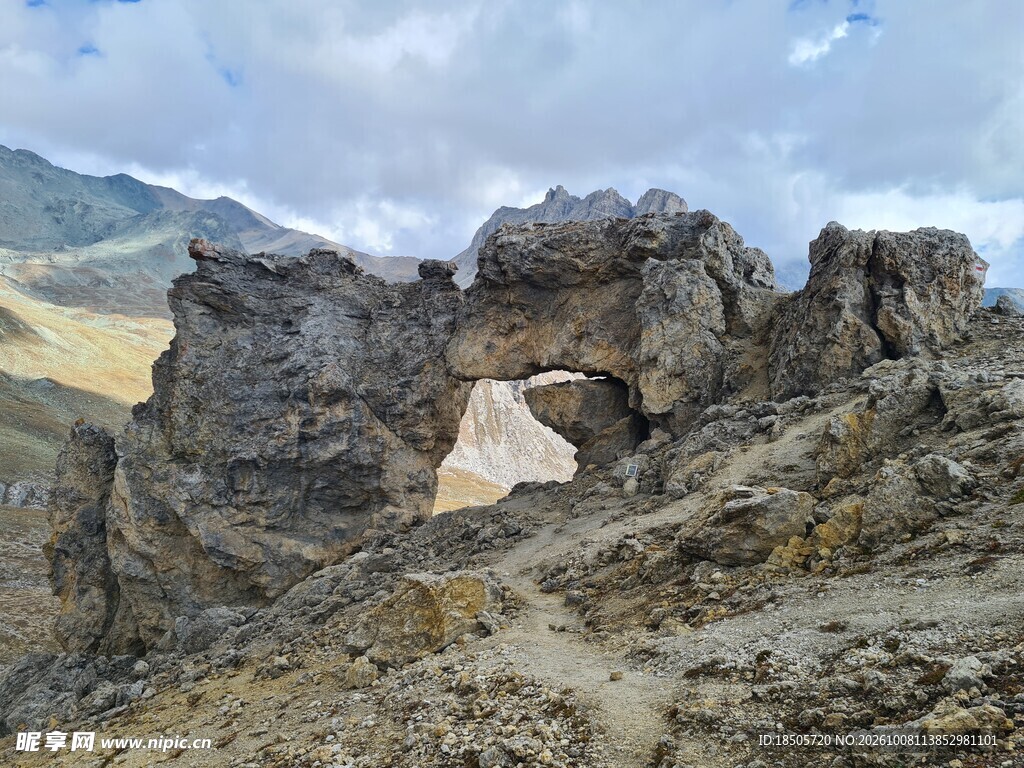 荒野天然石拱门景观