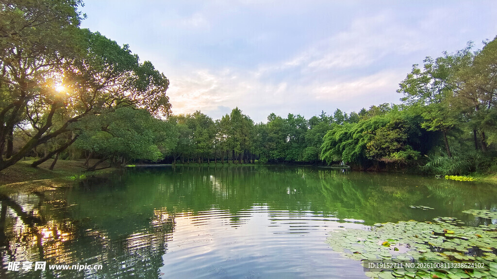湖畔山林自然风景