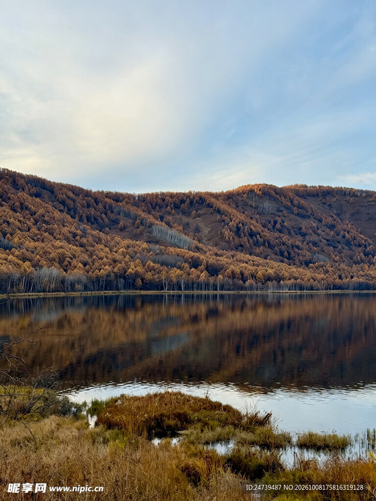 秋日山野湖景