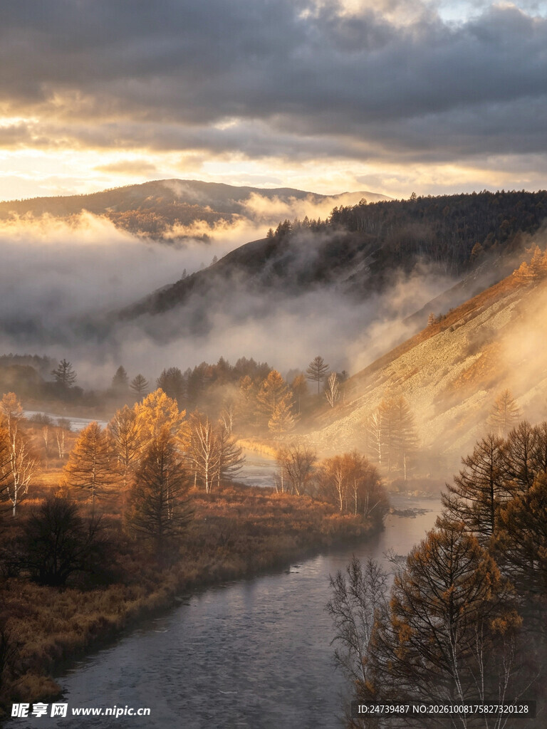 晨光雾绕河谷山野