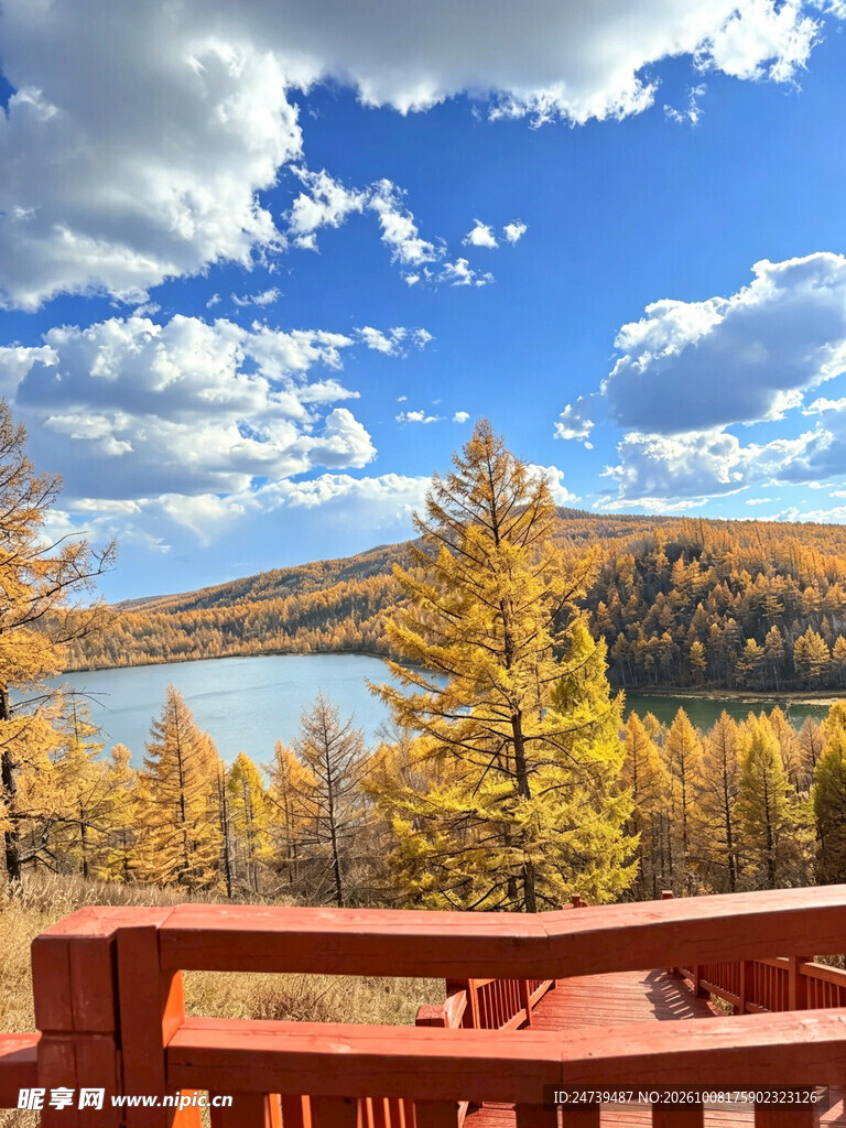 秋日湖畔山林风光