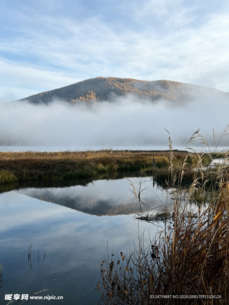 秋日晨雾湖光山色