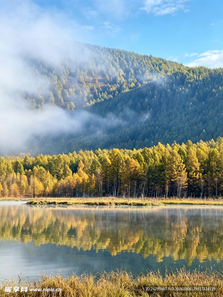 秋日湖山晨雾美景