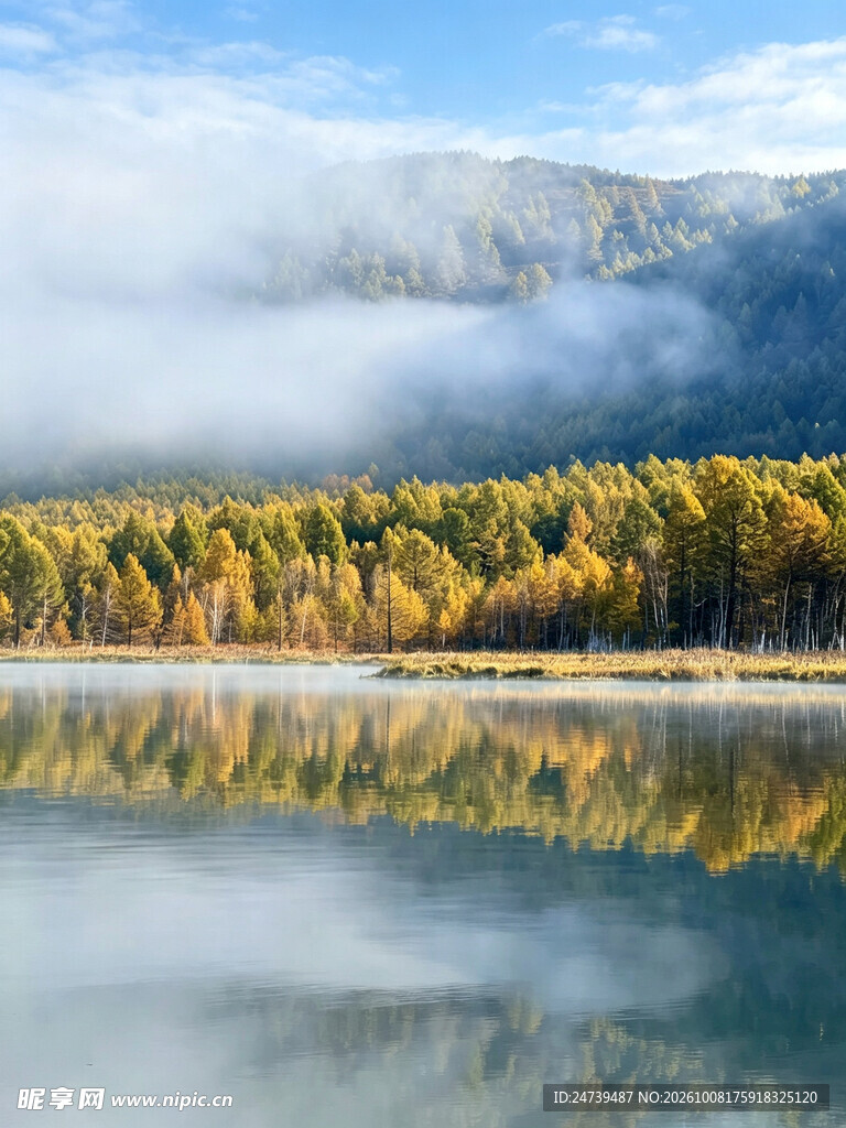 秋日湖山晨雾美景