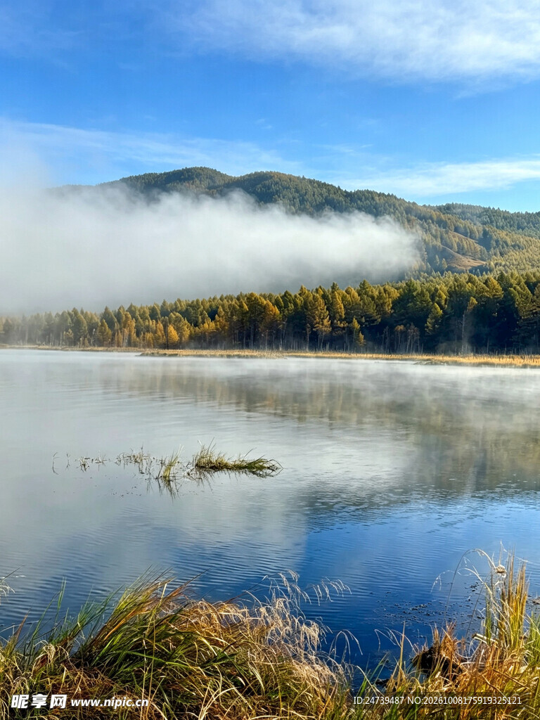 秋日湖山晨雾美景