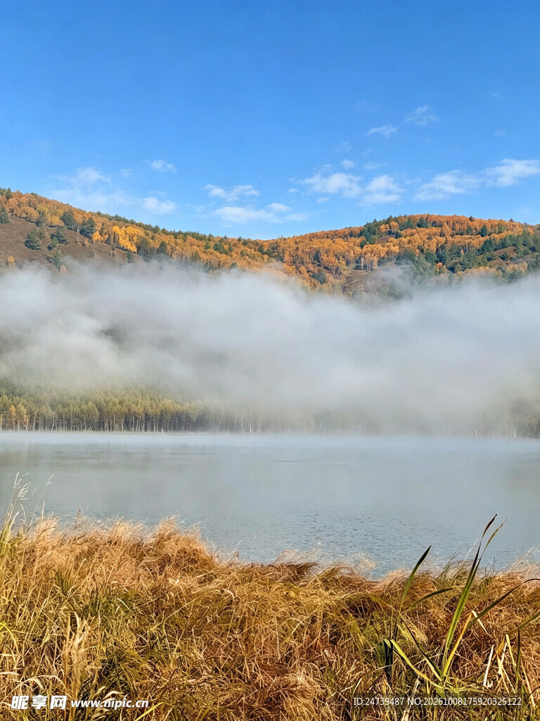 秋日湖山晨雾美景