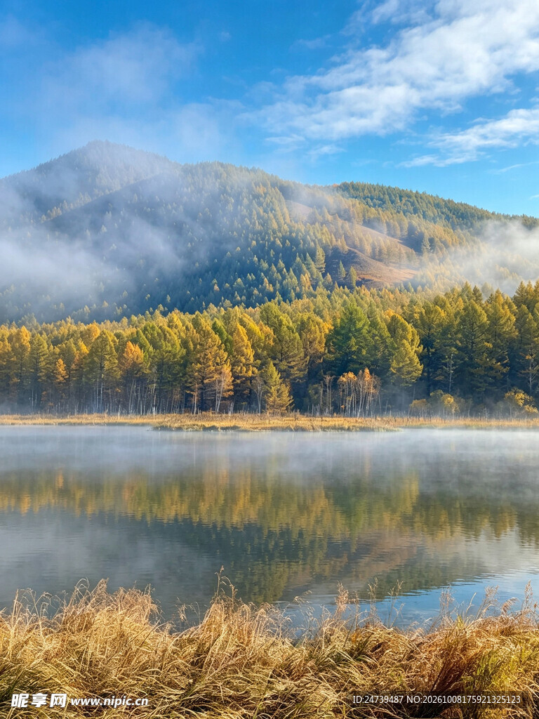 秋日湖山晨雾美景