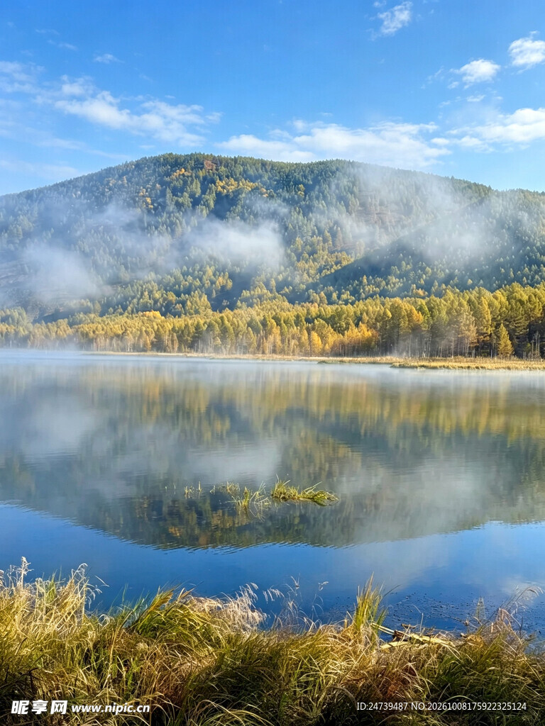 秋日湖山晨雾美景