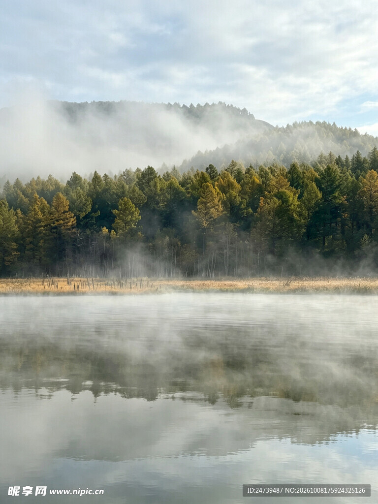 雾漫湖畔山林晨景