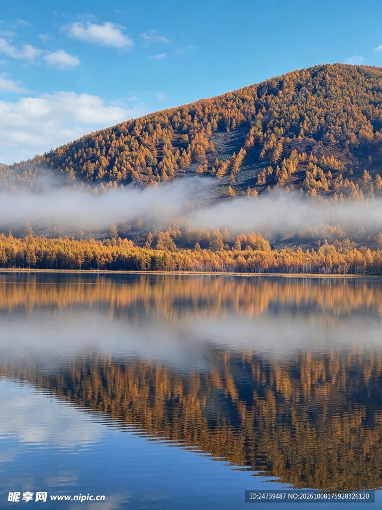 湖山晨雾倒影风光
