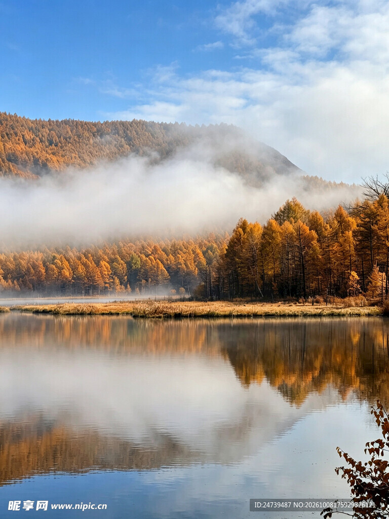 湖山晨雾倒影风光
