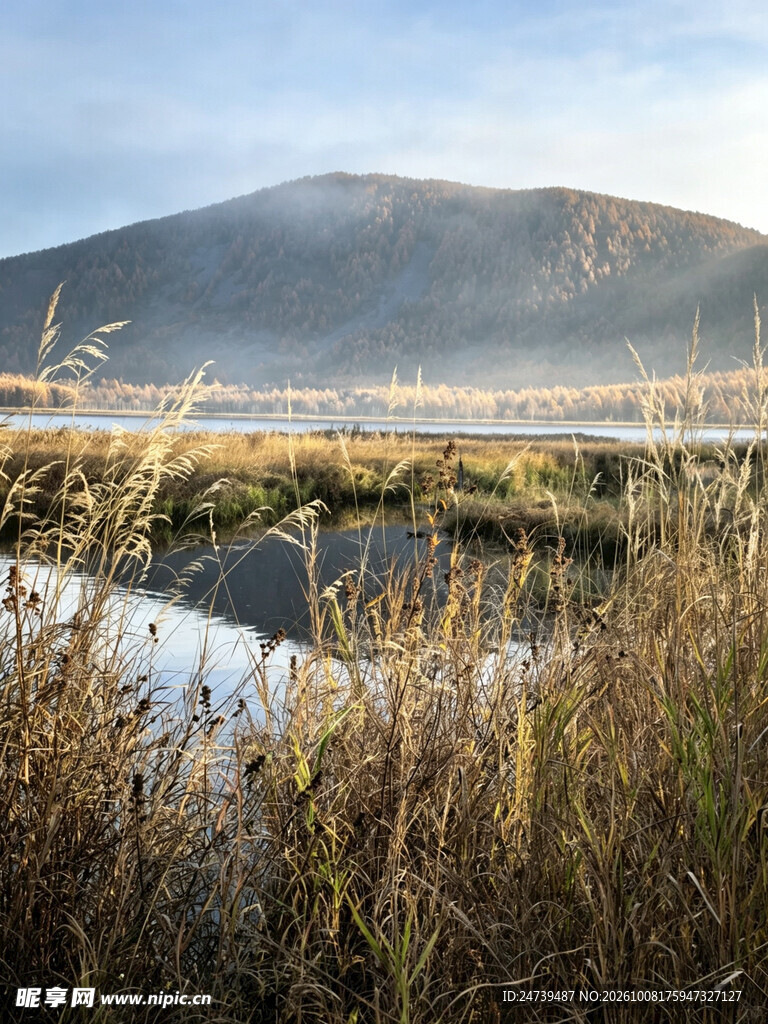 秋日郊野山湖风光