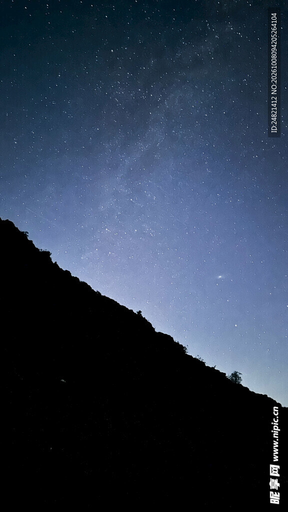 暮色山影蓝调夜空