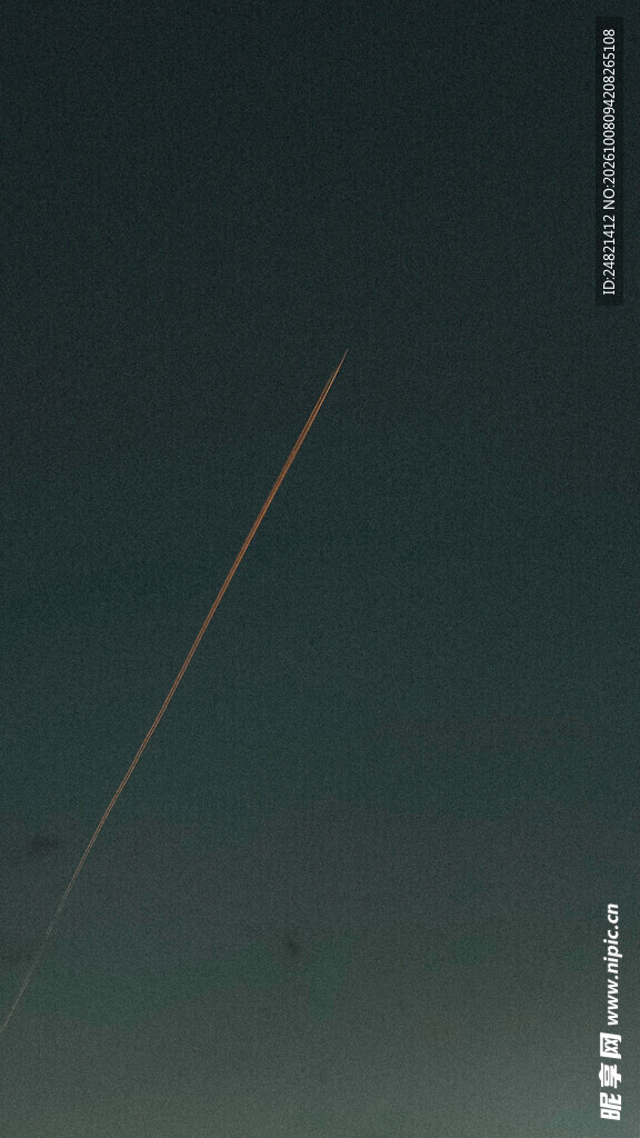 夜空火箭升空尾迹