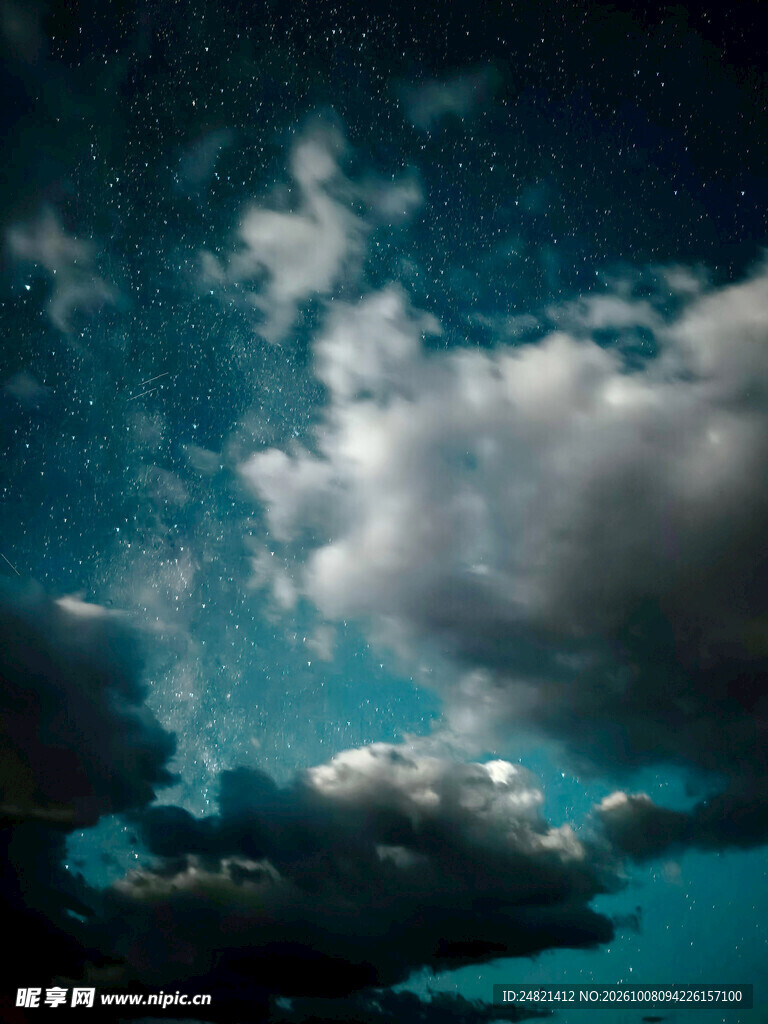 青蓝天空厚重云层