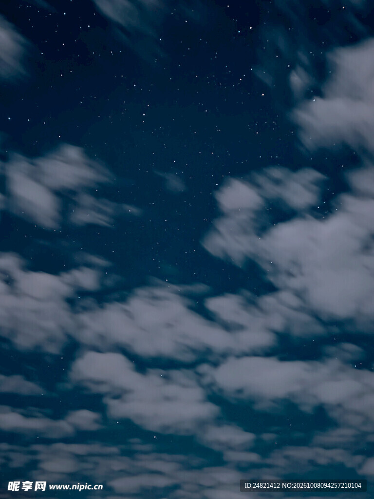 深蓝天空白云景致