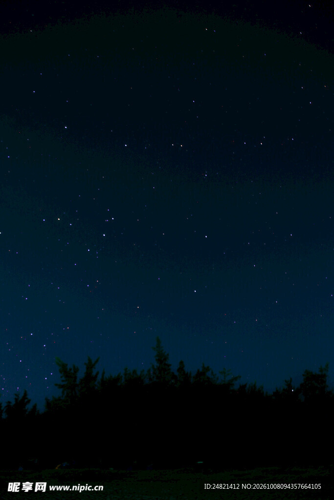 暗蓝夜空郊野剪影