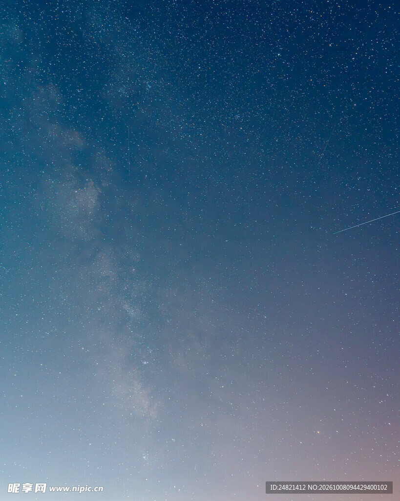 渐变晴空淡云背景