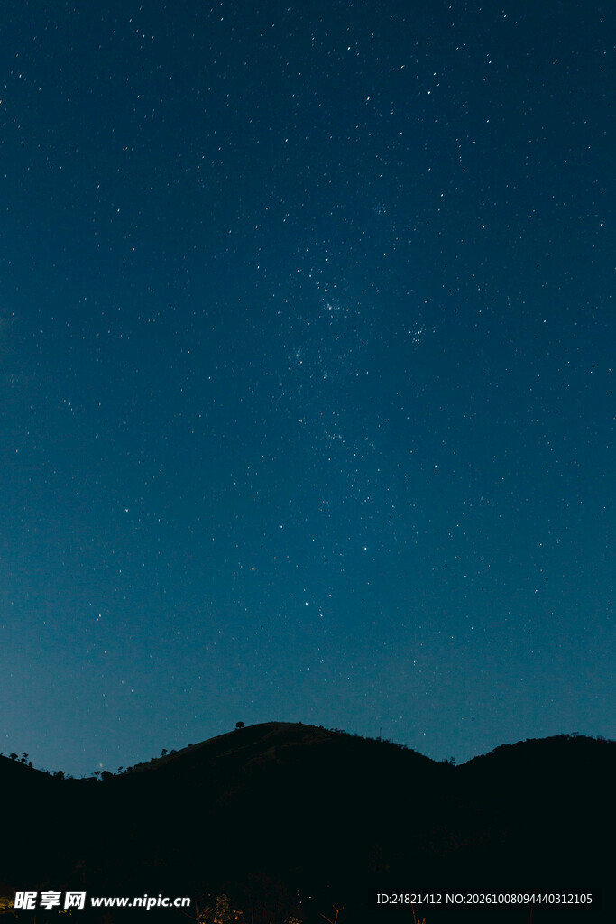夜幕下的远山剪影