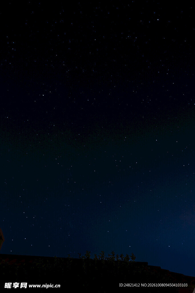 朦胧暗调夜景画面