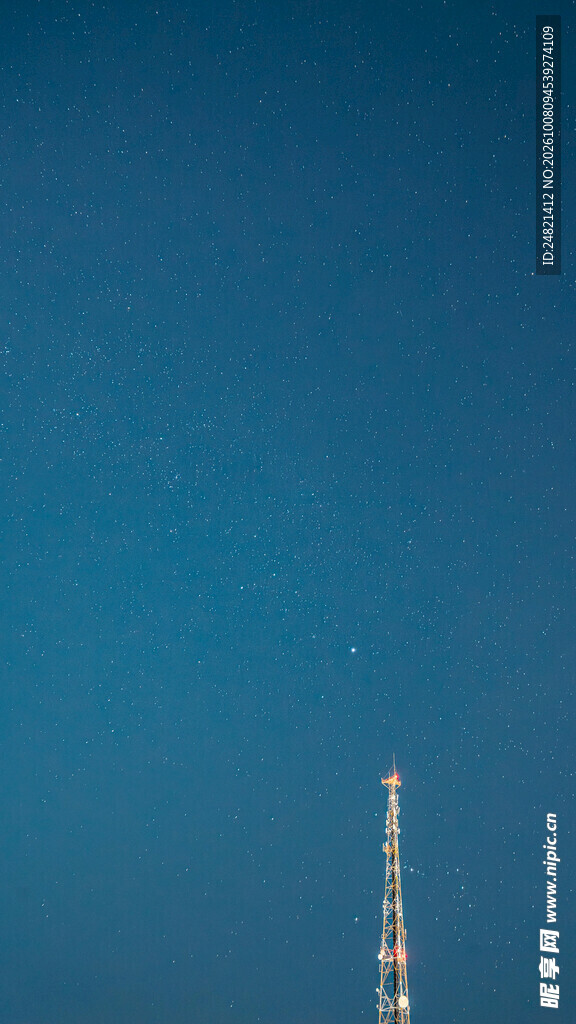 深蓝晴空塔尖远景