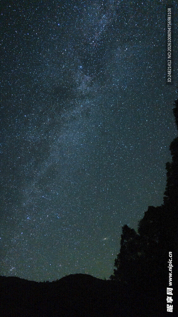 暗夜山影薄云夜空