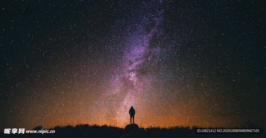 夜空灯塔银河剪影
