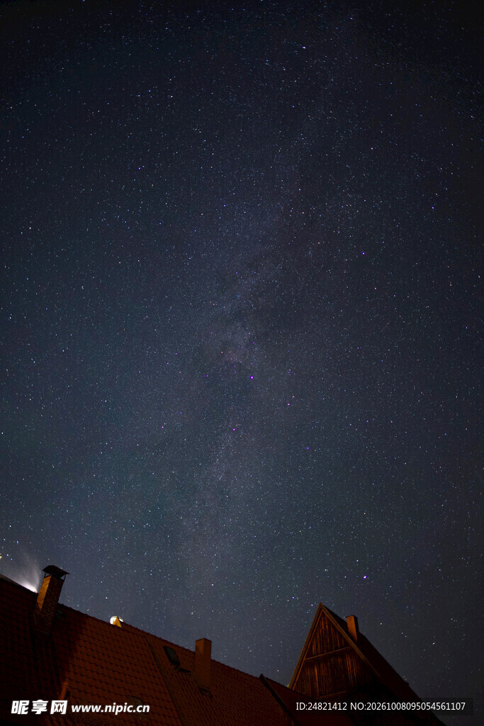 暗蓝夜空下的屋顶剪影
