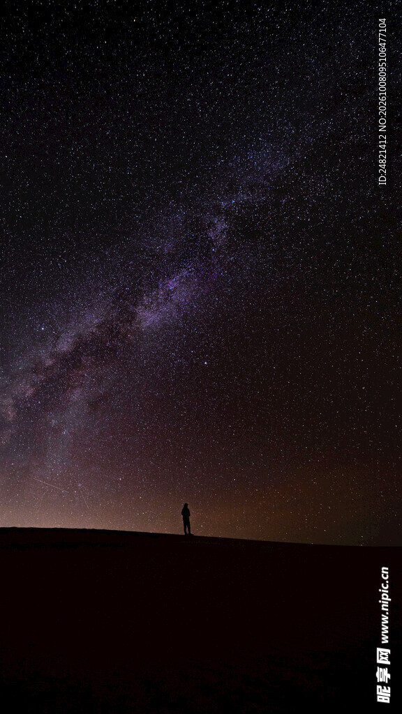 旷野夜空下的观星人