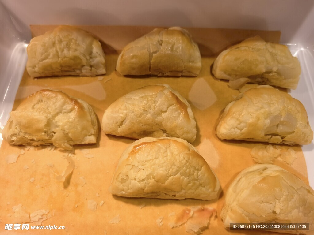 烤盘里的现烤小面包