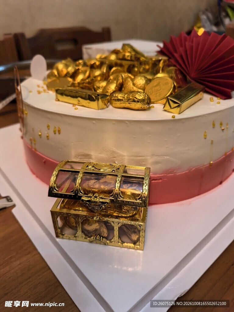 金币装饰暴富生日蛋糕