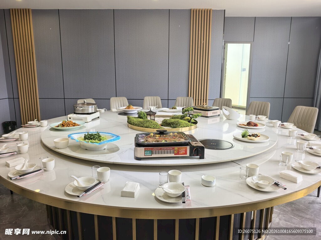 包间大圆餐桌布置