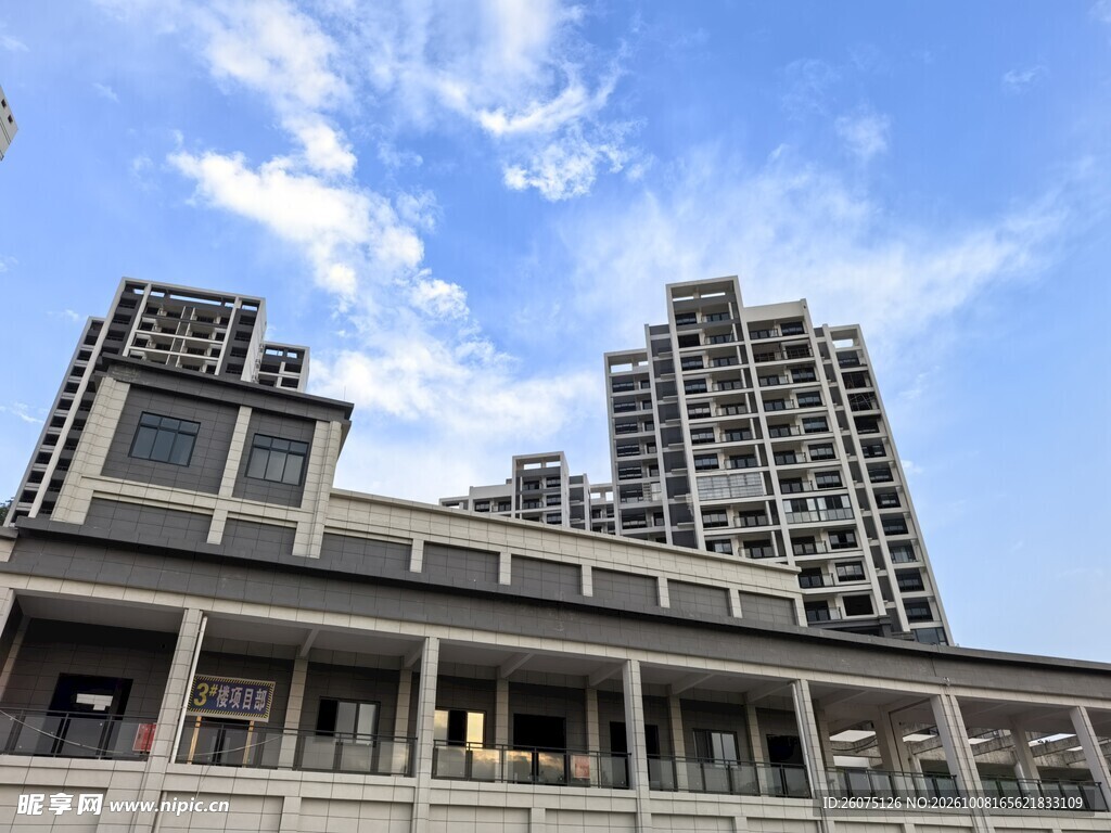 蓝天白云下的高层住宅