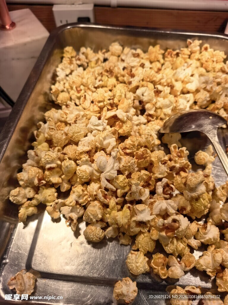 烤盘里的焦糖爆米花